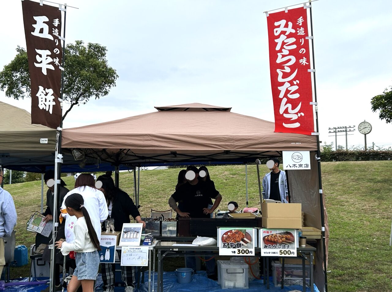 赤と茶ののぼりが目印の八木商店の出店ブース