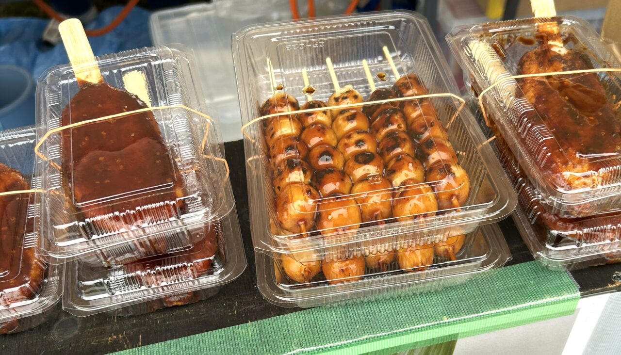 イベントで販売されている八木商店の団子と五平餅