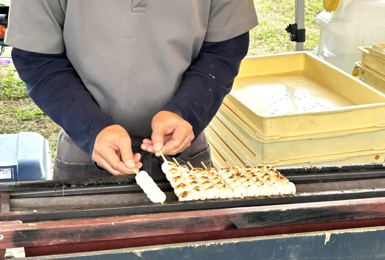 会場で団子を焼く様子