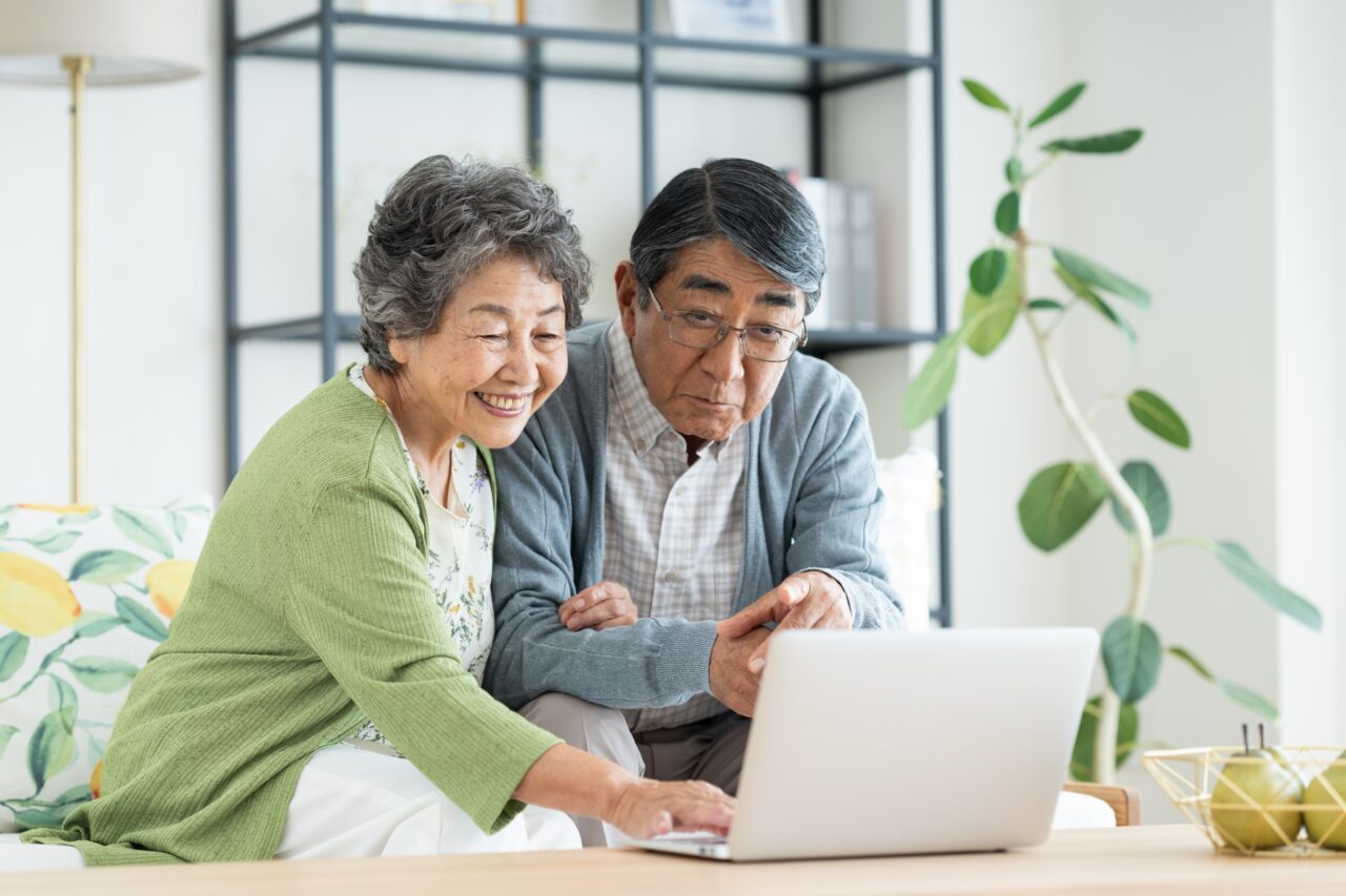 パソコン画面に表示された住宅シミュレーターを操作する様子