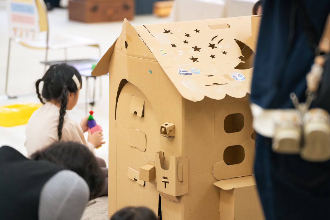 見守りサポート付きキッズスペース「まもりば」で遊ぶ子どもの様子