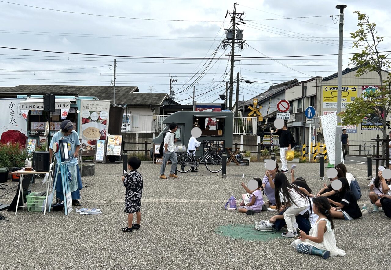 甚目寺駅前で行われた紙芝居パフォーマンス