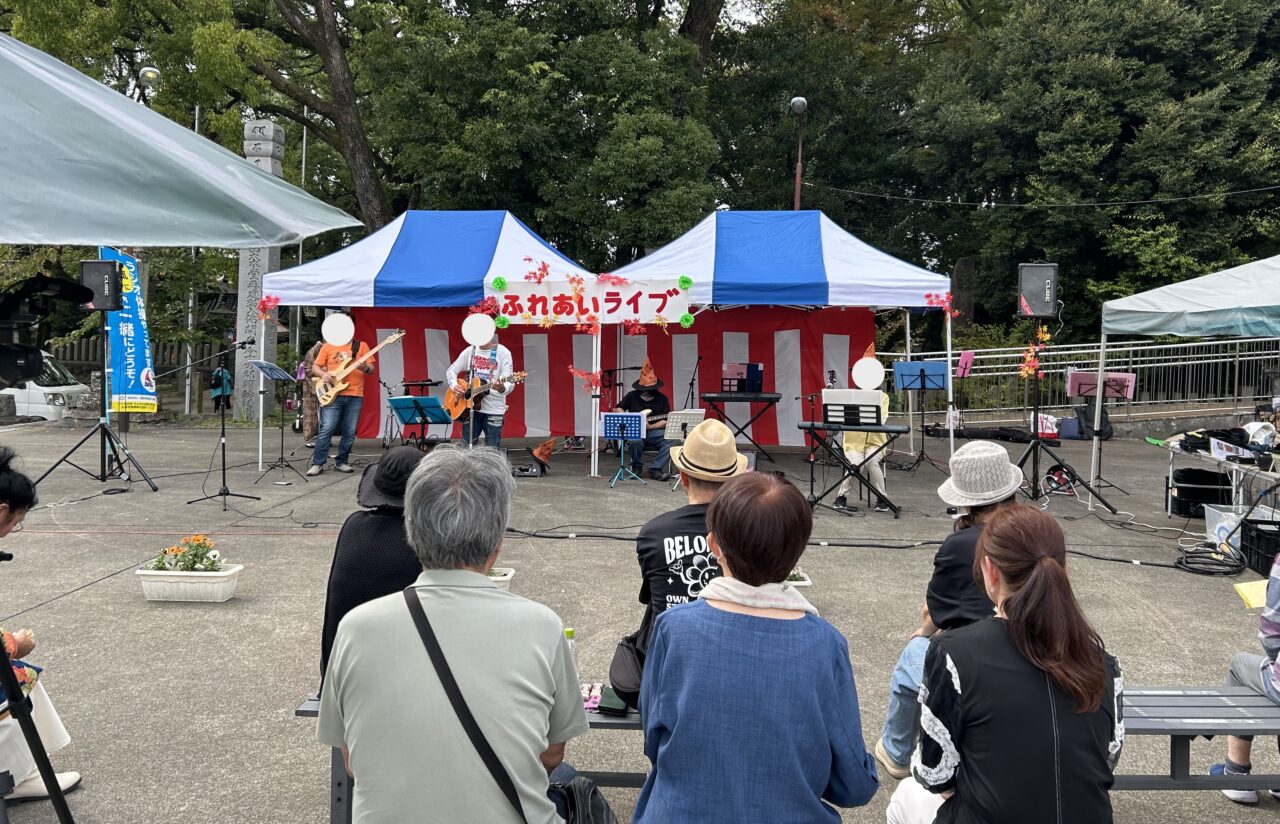 甚目寺観音境内で行われたふれあいライブの様子