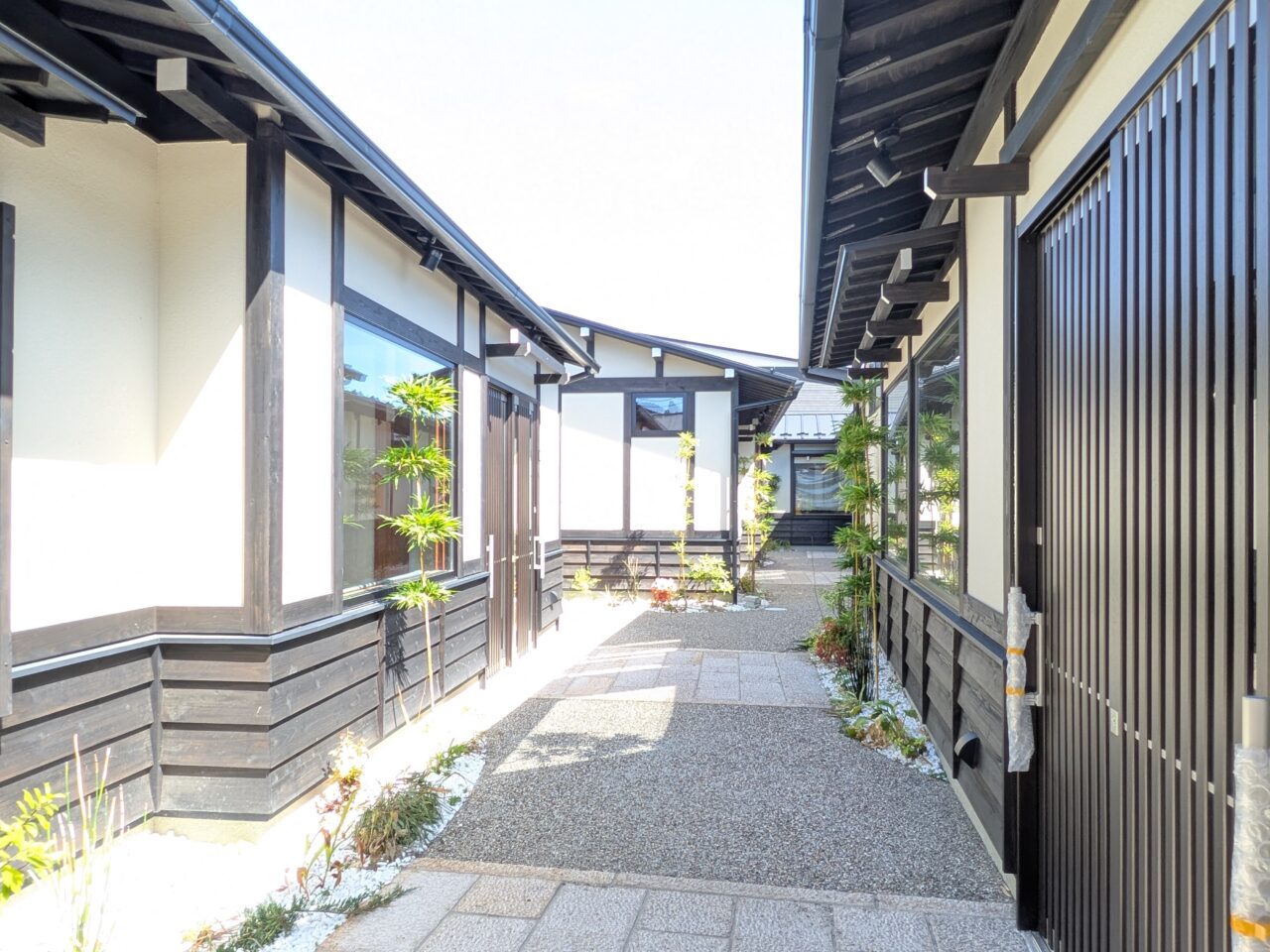 和風の通路と建物が並ぶ様子