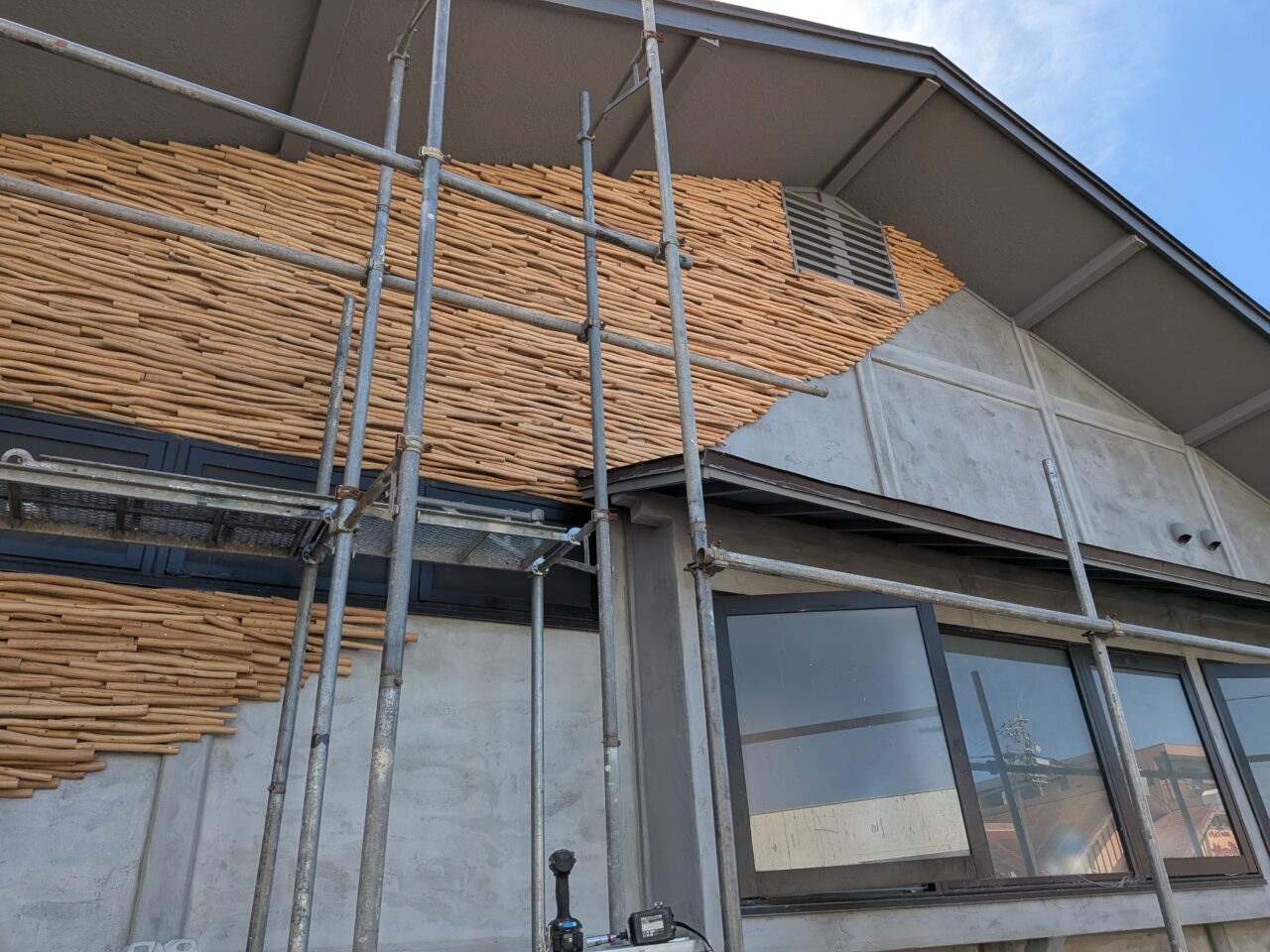 PISOLA甚目寺店の外壁装飾