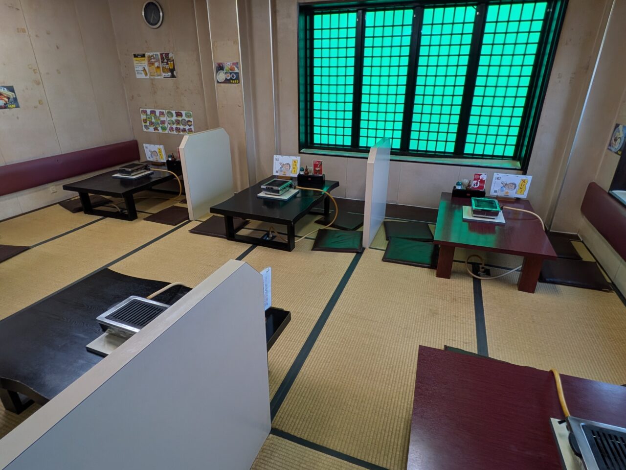 畳敷きの広い空間にテーブルが並ぶ店内座敷席