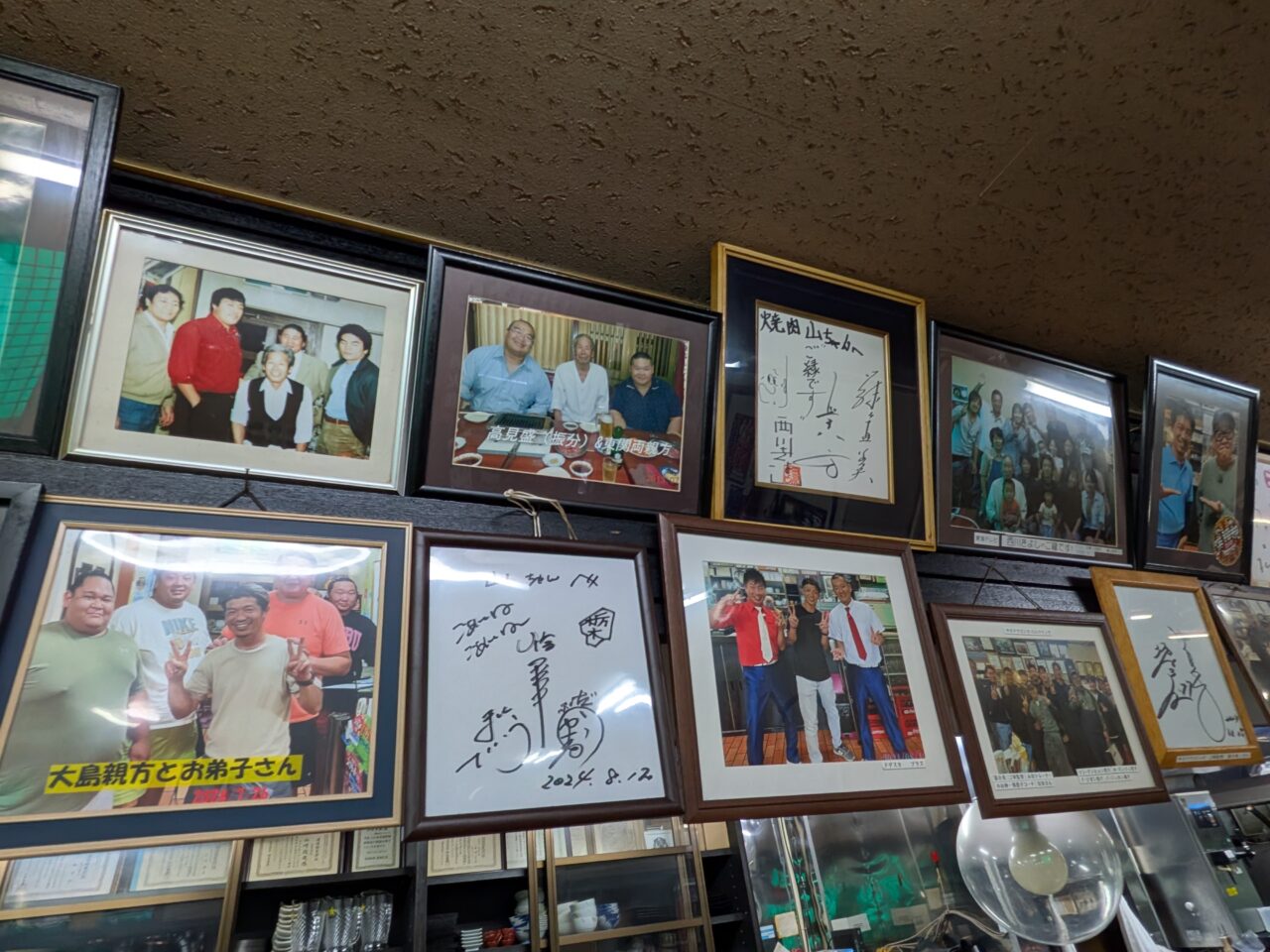 店内に飾られた有名人のサインや写真