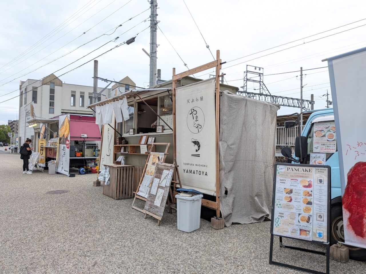 甚目寺駅ロータリーエリアのキッチンカーが並ぶ様子