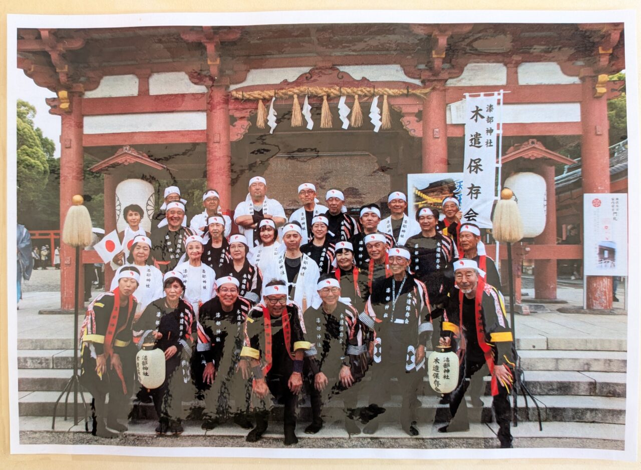記念撮影を行う漆部神社木遣保存会の会員とボランティアの方々