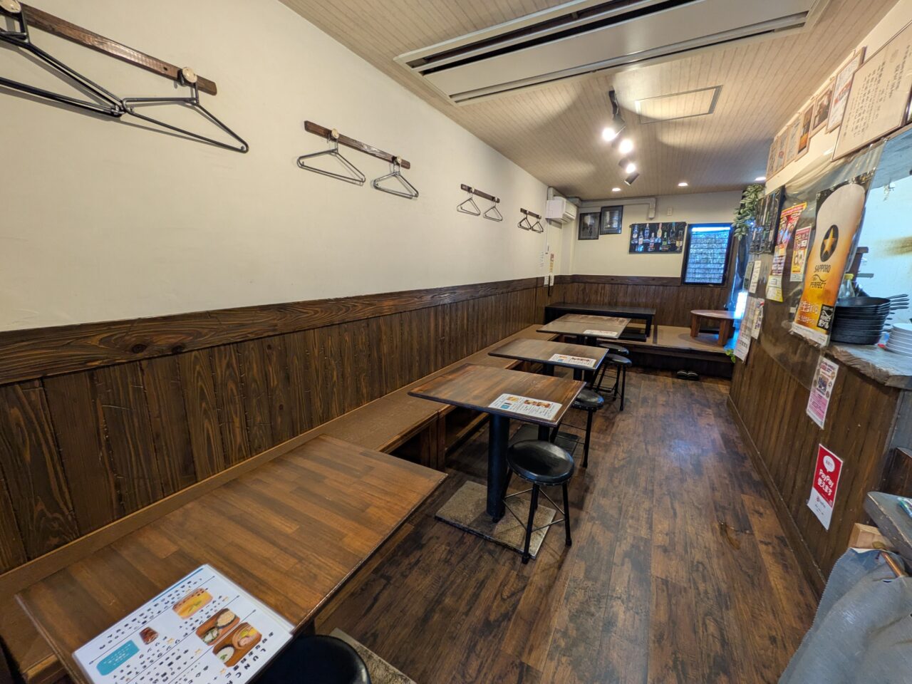 駅前飯店の店内の客席エリア。家庭的な雰囲気が漂う空間