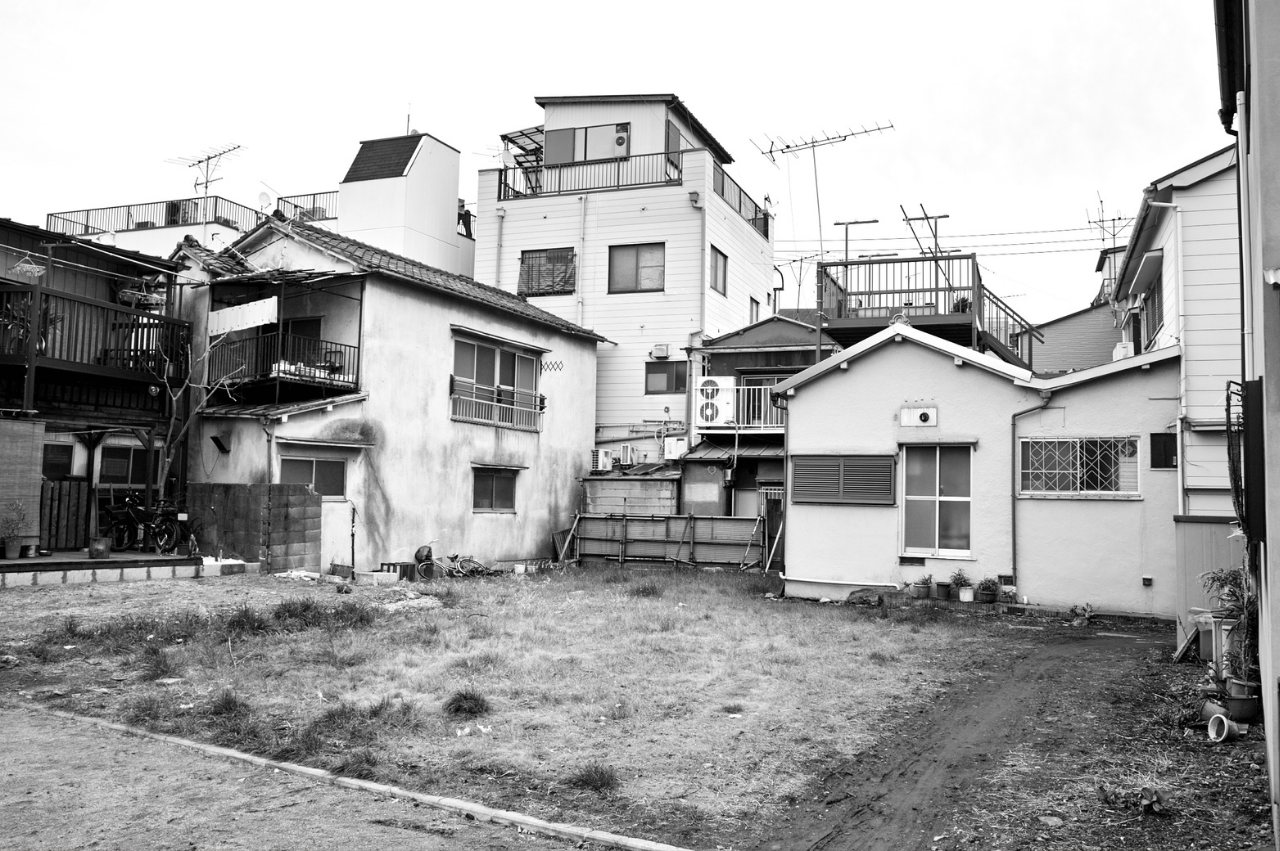 老朽化が進んだ空き家の様子のイメージ