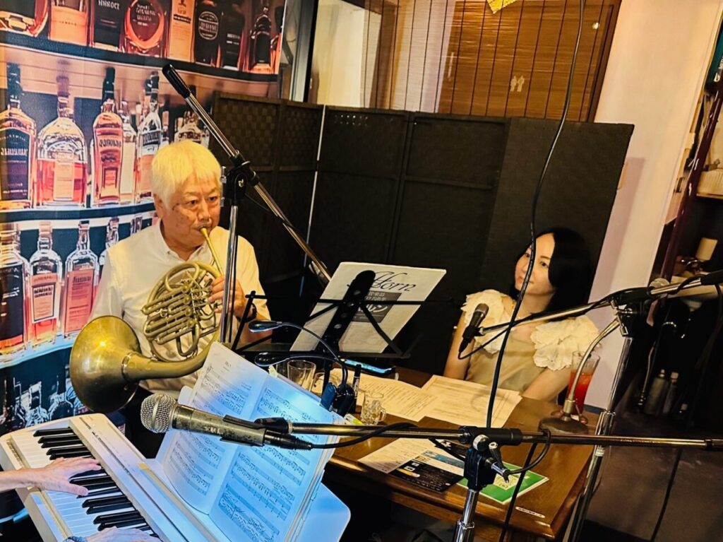 燻製Dining Bar「琉」で行われたFM AICHIの出張収録風景