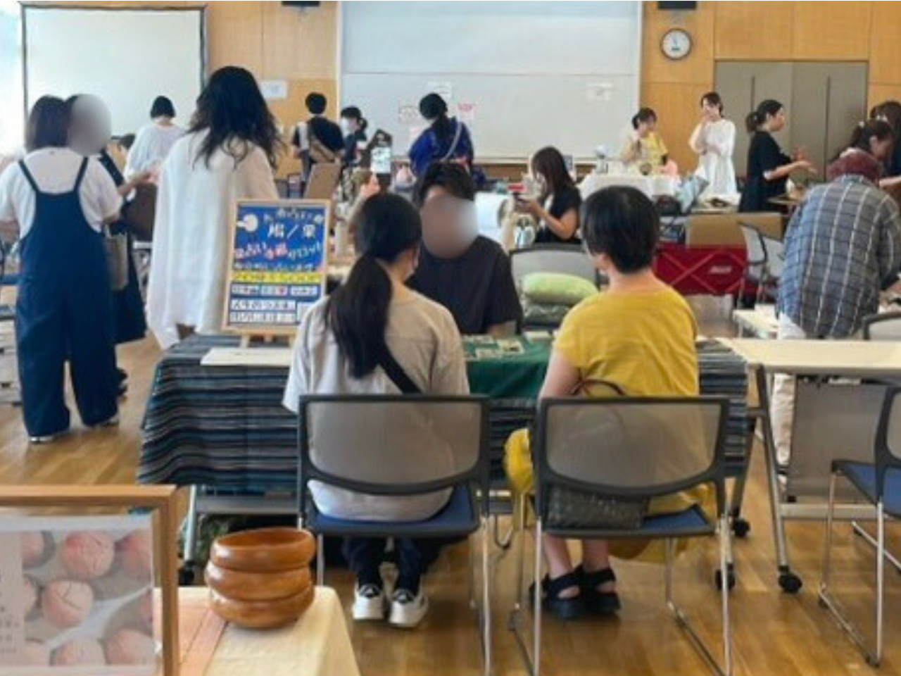イベント会場内の全体風景と各ブースのにぎわい