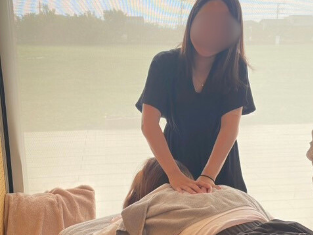 リラクゼーションブースで施術を受ける来場者の様子