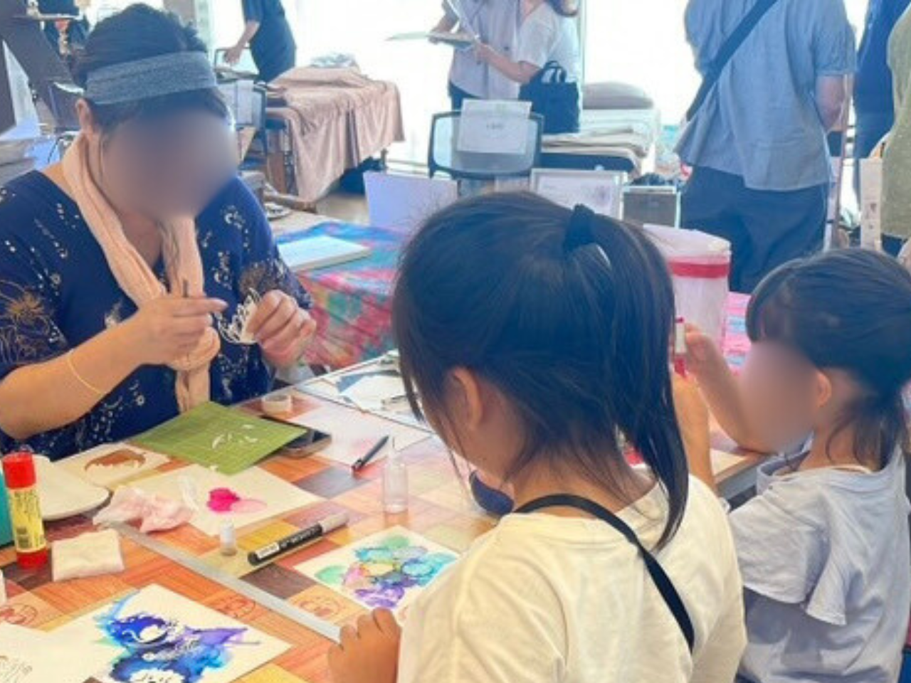 手作りのかんざしやアクセサリーが並ぶ物販ブースのディスプレイ