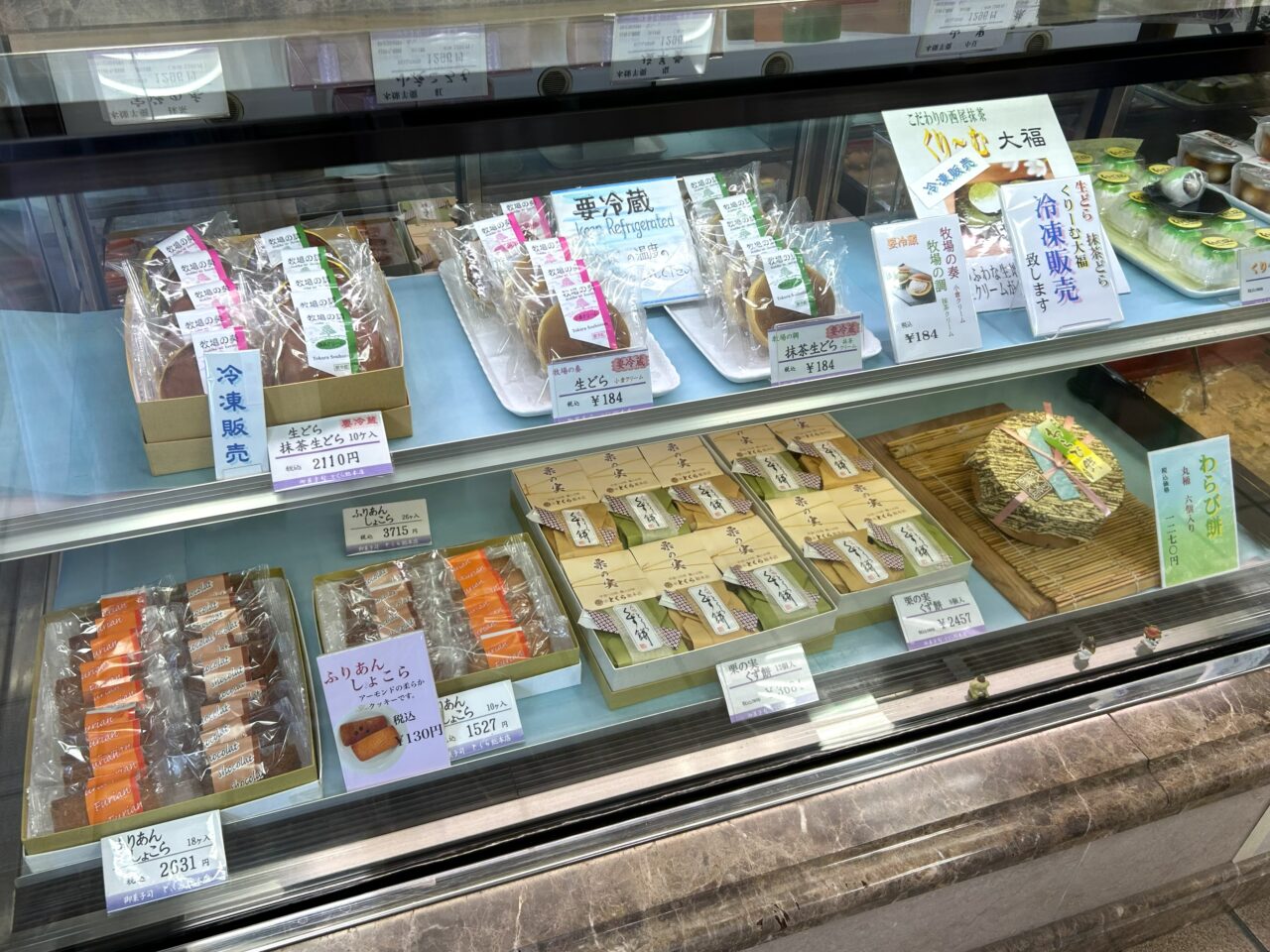 どら焼き・焼き菓子などがならぶショーケース