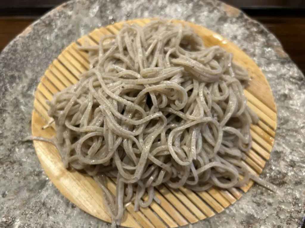 石皿の上に盛られた「ざるそば」のアップ写真。