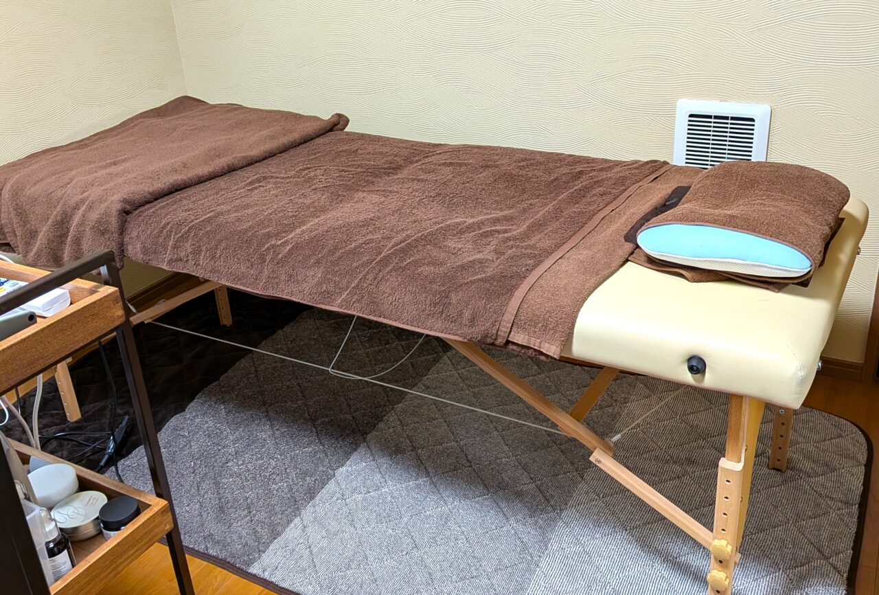 健向美人の施術用ベッド。整体やフェイシャルエステに使用される施術スペース