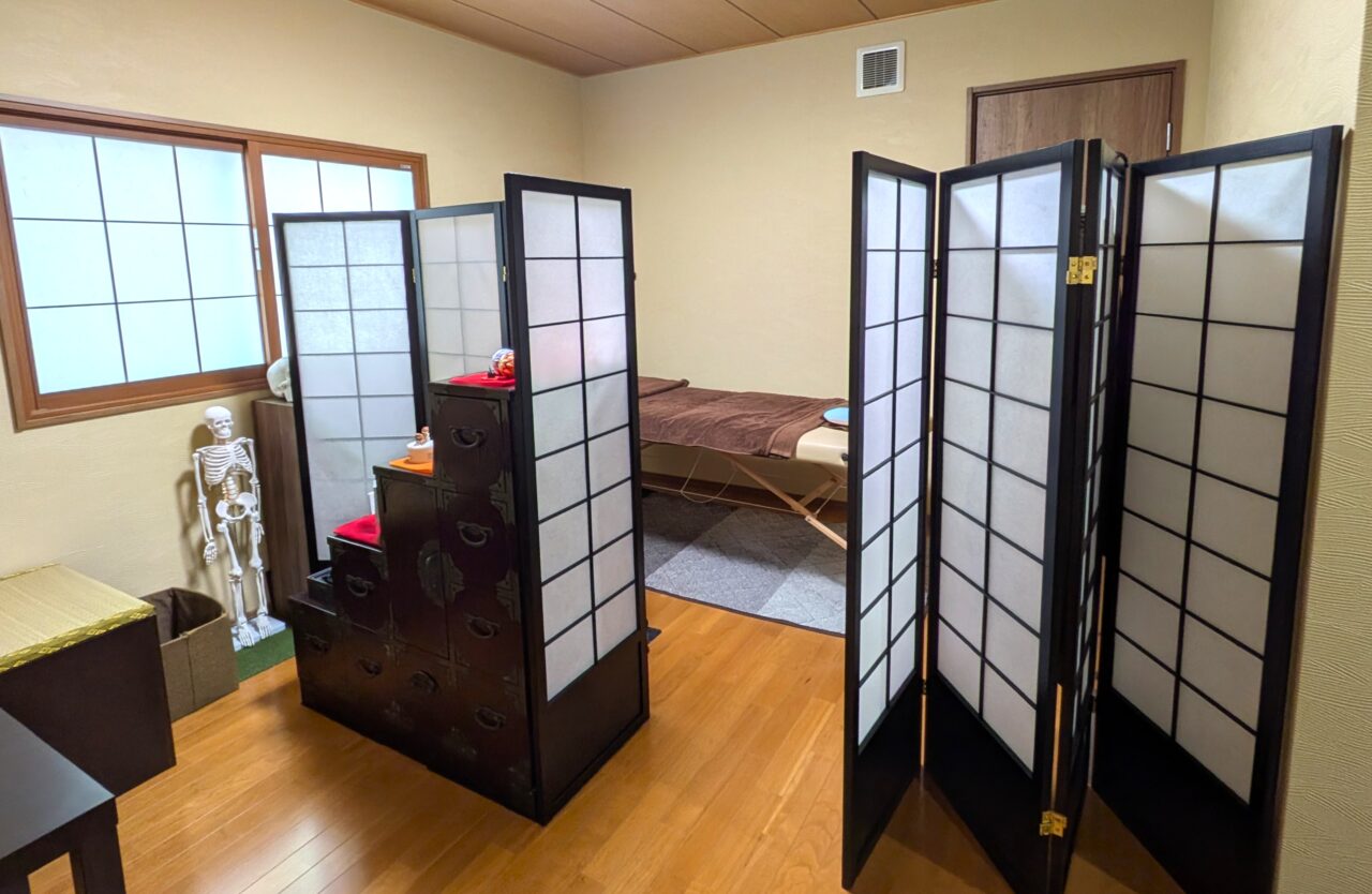 あま市蜂須賀の「健向美人」施術ルーム全景。和テイストの落ち着いた空間