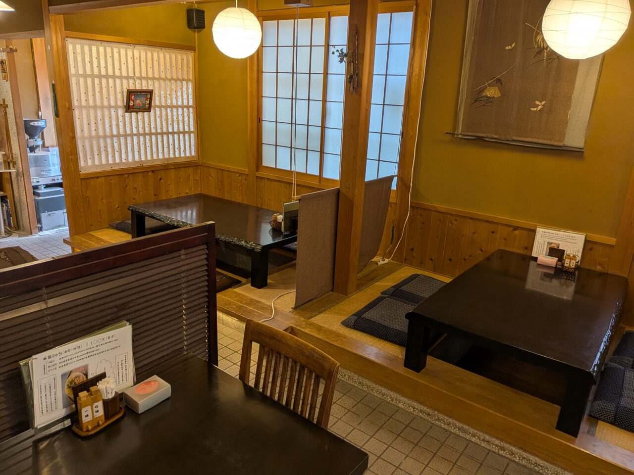 店内奥の座敷席。落ち着いた和風の空間で、障子や掛け軸がある。