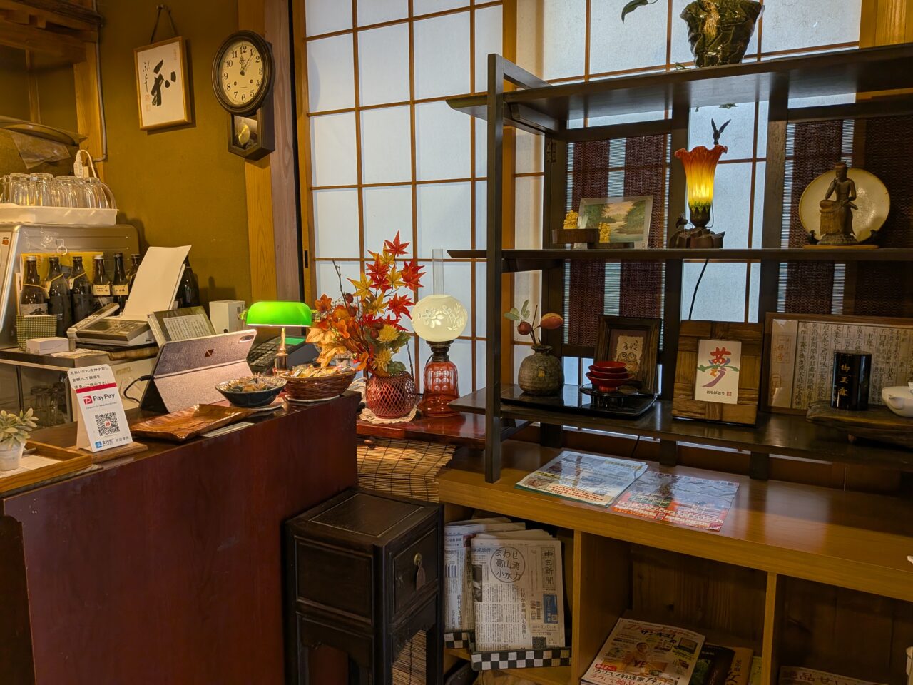 レジカウンター周辺。季節の飾り付けやインテリア雑貨が並ぶ棚の様子。