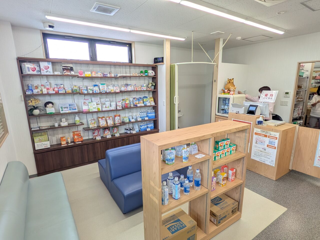 七宝店の待合スペースと店内の商品棚の全景