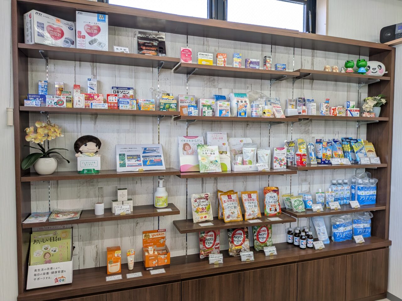 フジ調剤薬局七宝店の商品棚の一部