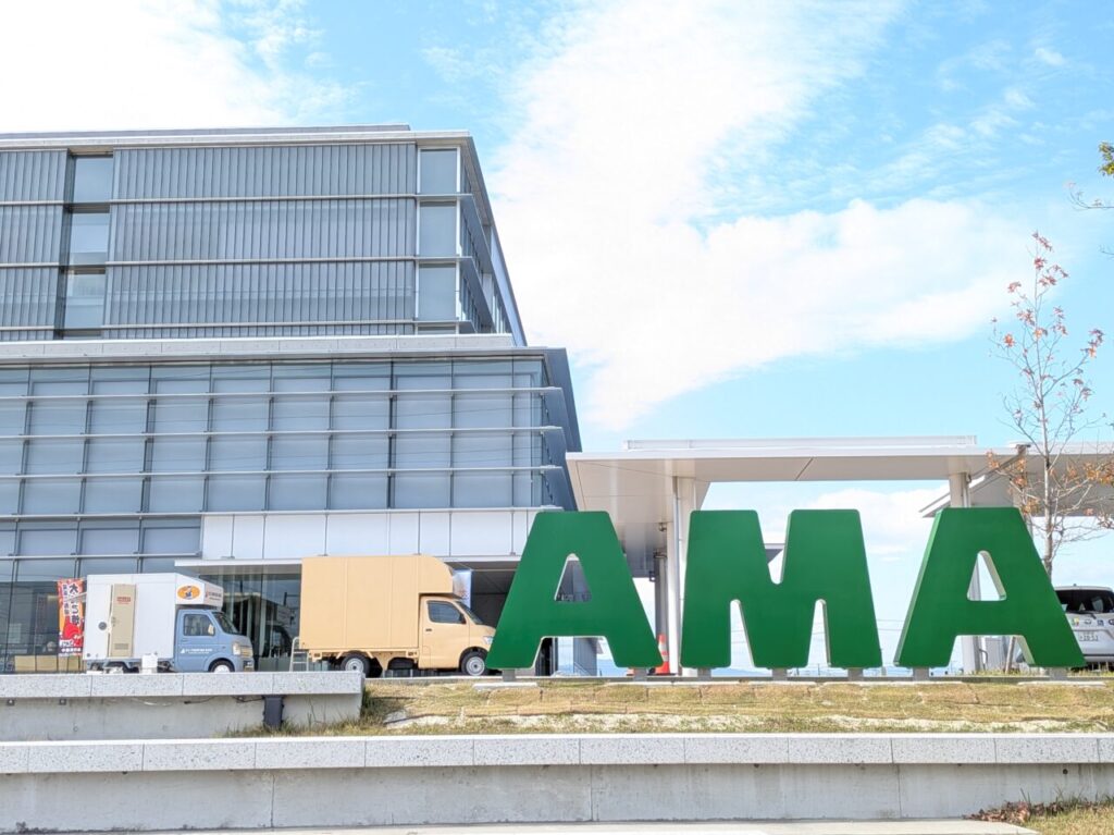 あま市役所の前に停車したキッチンカーとAMAモニュメント