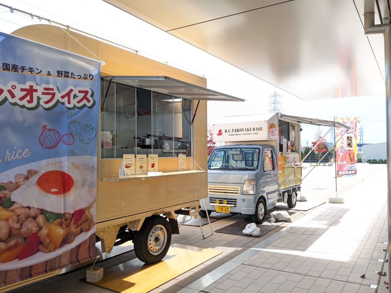 あま市役所前に並ぶキッチンカーの様子