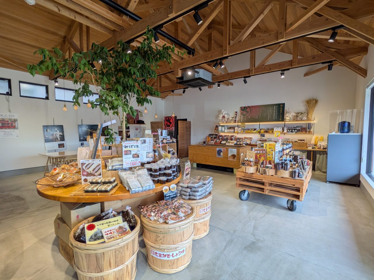 あまの蔵 店内の様子と味噌や醤油などの商品陳列棚