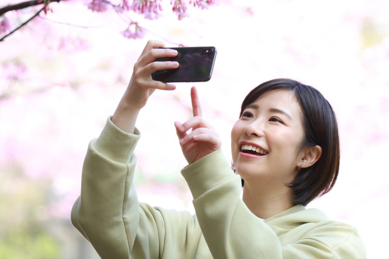 カメラで撮影する人物のイメージ写真
