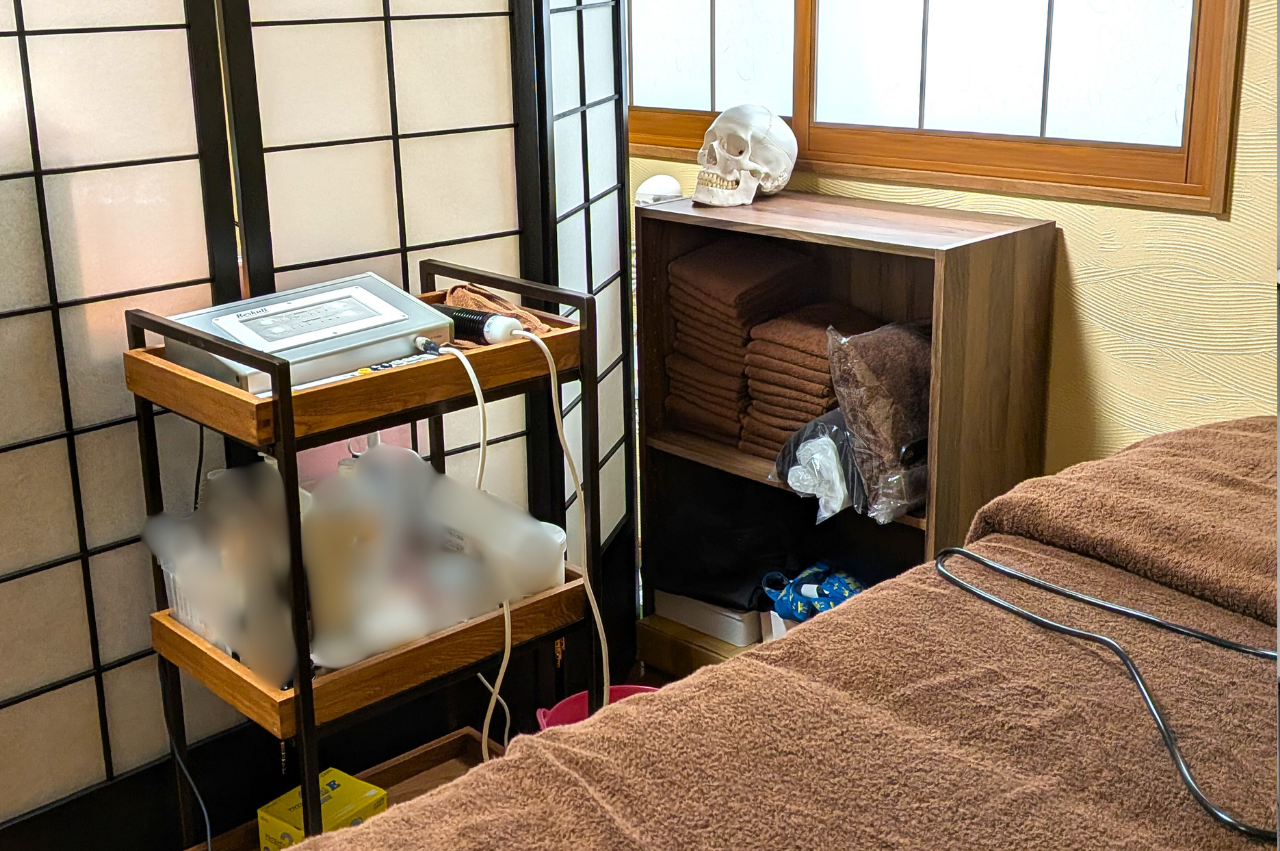 骨格調整に使うリスカル機器と施術備品が並ぶ様子