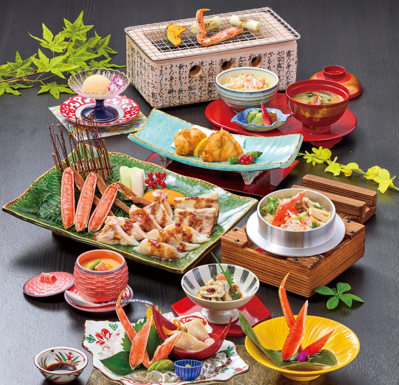 かにとふぐの刺身や炭火焼きなどが並ぶ遠州コースの料理一式