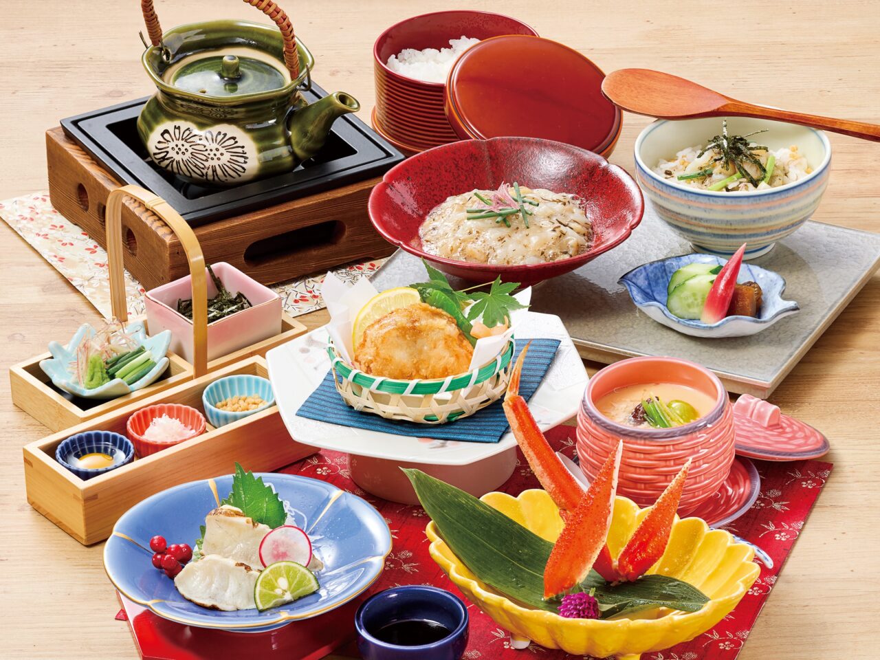 かに刺身や唐揚げ、とろ飯などが並ぶふぐ三昧ランチセット