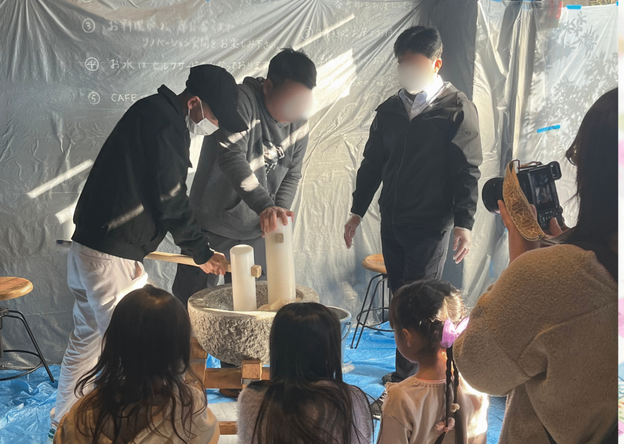 餅つきを行うスタッフたちの様子