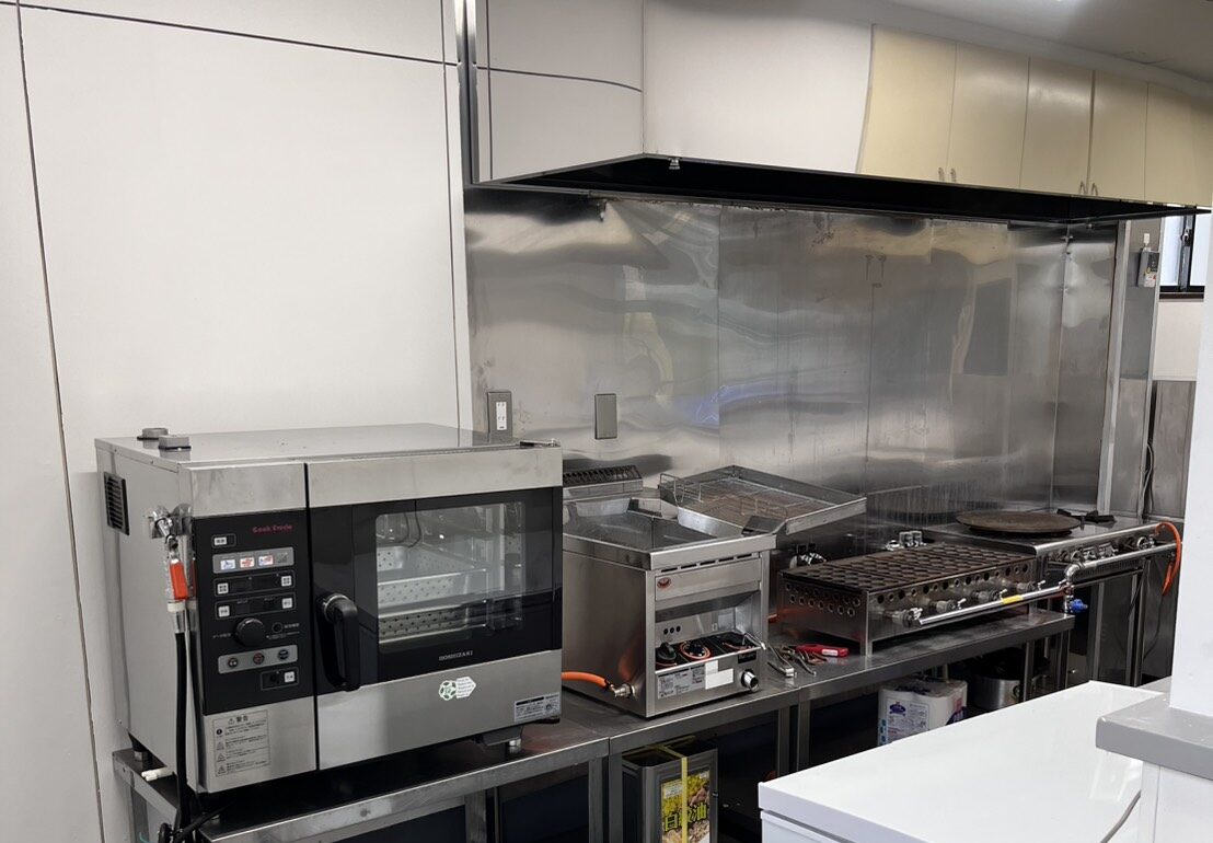 AISAI BASEの厨房エリアに並ぶ業務用機器を側面から見た様子