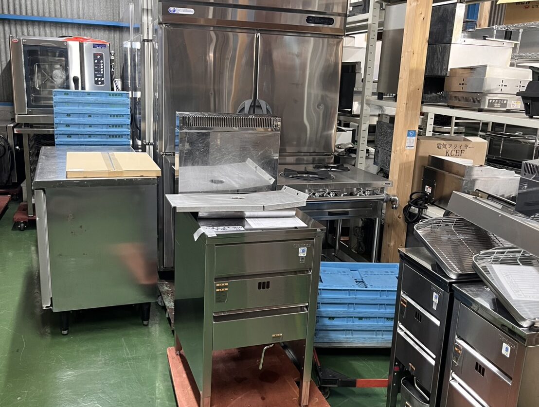 将軍ヤードに保管された厨房機器の在庫スペースの様子（名古屋市中村区）