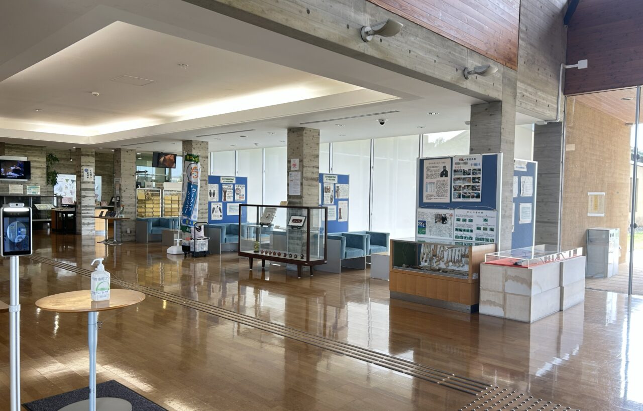 七宝焼アートヴィレッジの館内展示と休憩スペースの様子