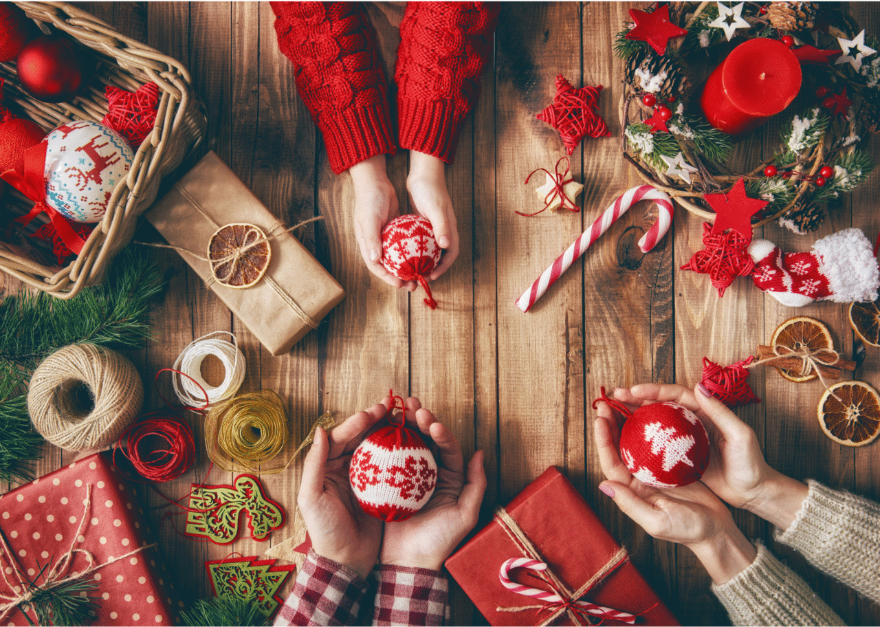 温かな雰囲気のクリスマスの飾りつけのイメージ