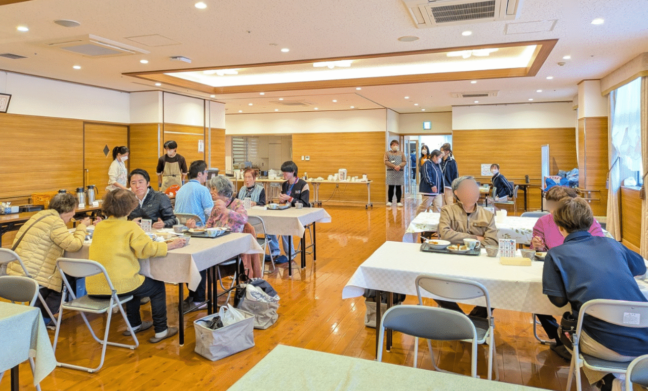 地域交流ホールで食事をする人たちの様子