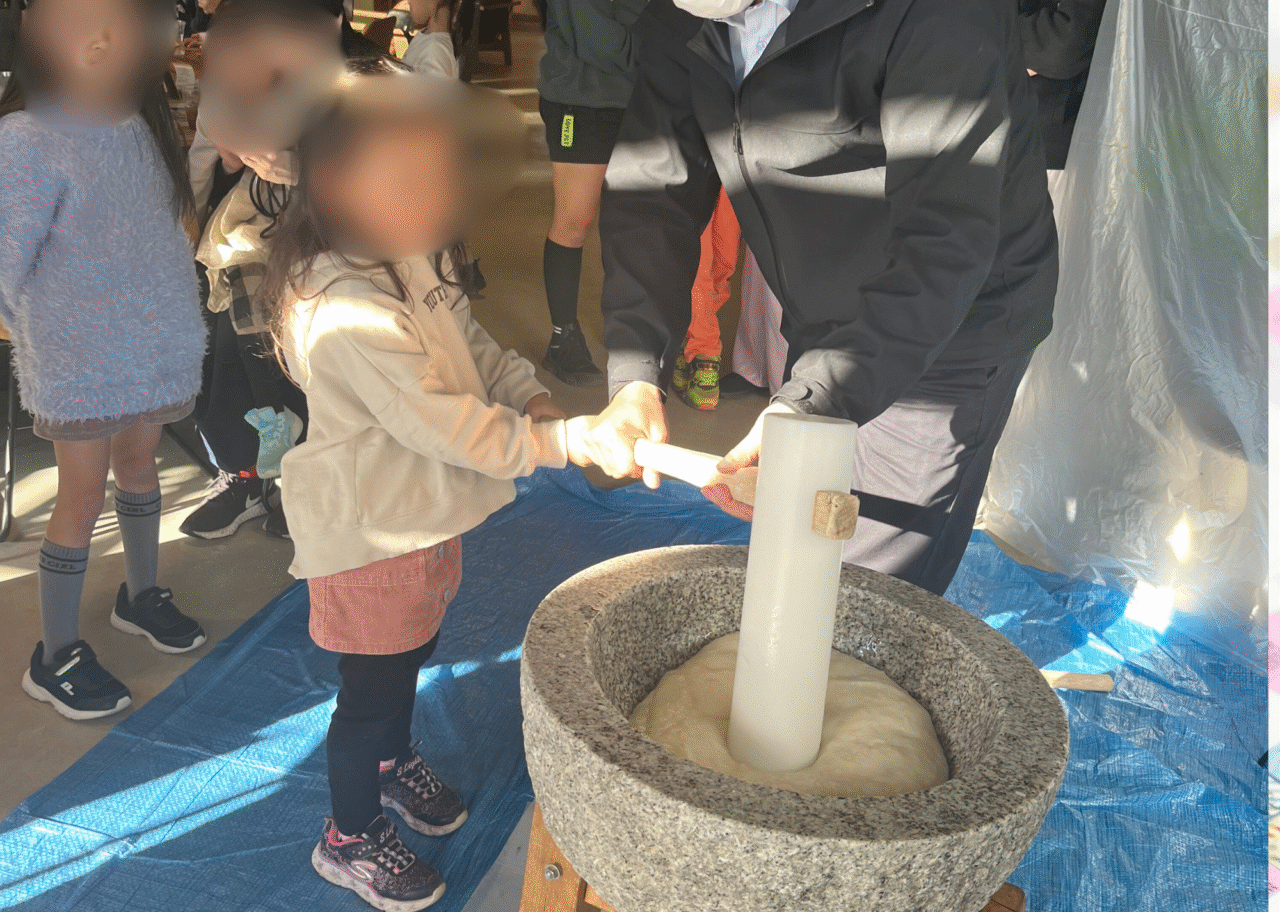 もちつき体験をする子ども