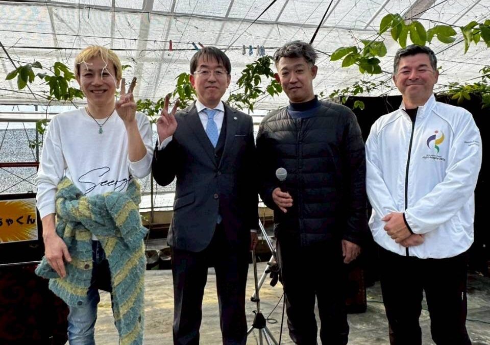 トロピカル信長農園でのイベントに参加した市長や関係者の記念撮影の様子