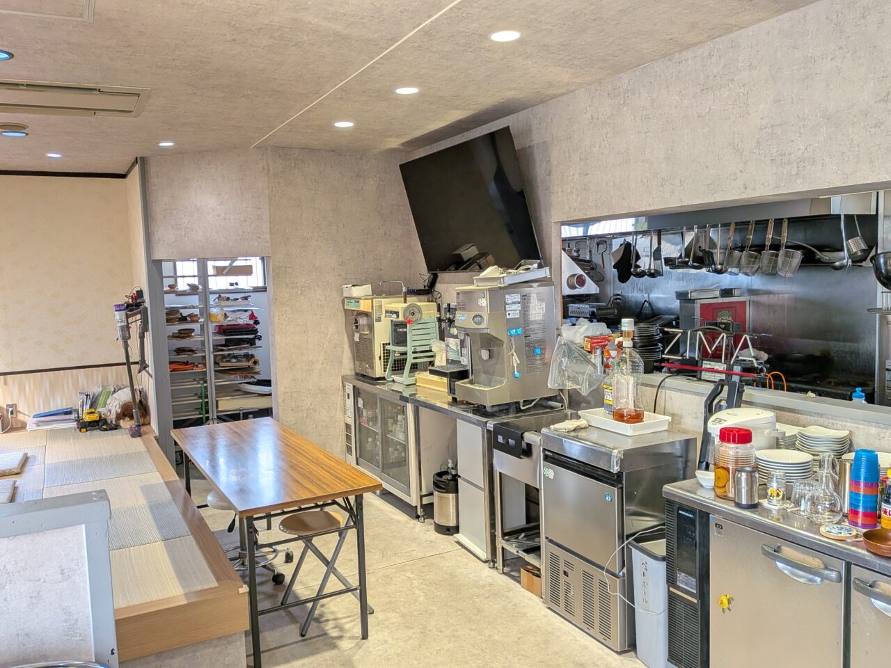 AISAI BASEの店内に設置された業務用厨房機器の一部