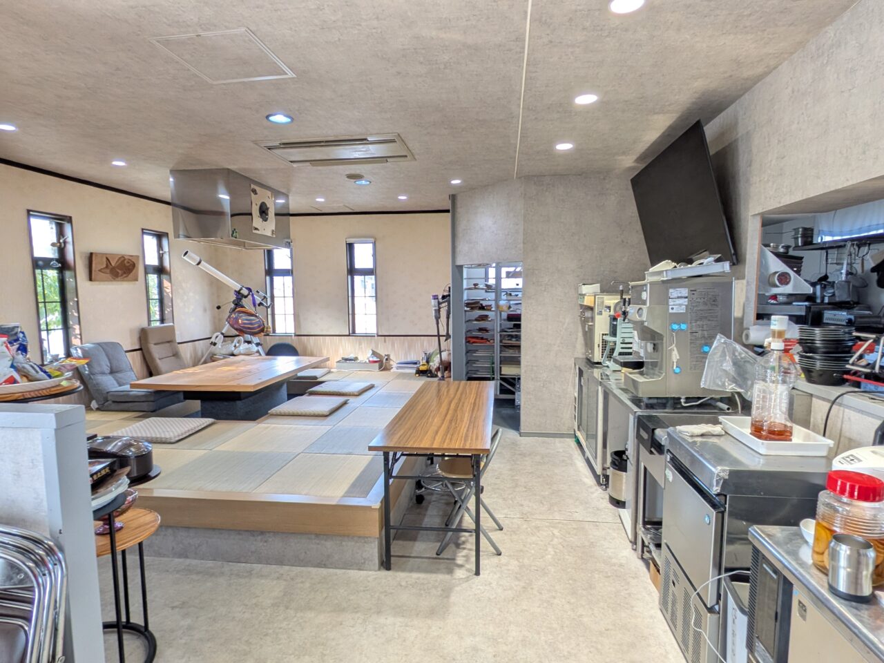 AISAI BASEの店内にある囲炉裏スペースと厨房設備の一部