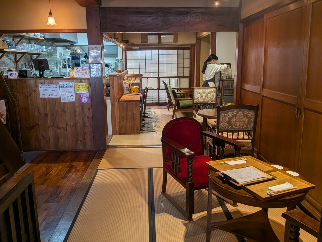 畳敷きの席が並ぶ円居cafeの店内風景