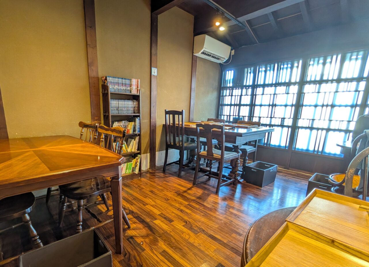 円居cafeの店内の様子。木の温もりを感じる座席