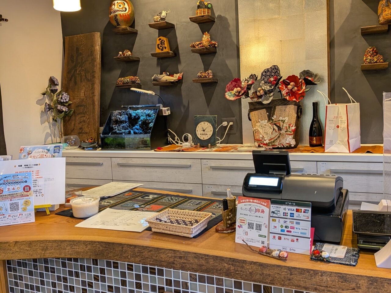 糀屋のレジカウンターとディスプレイされた装飾品