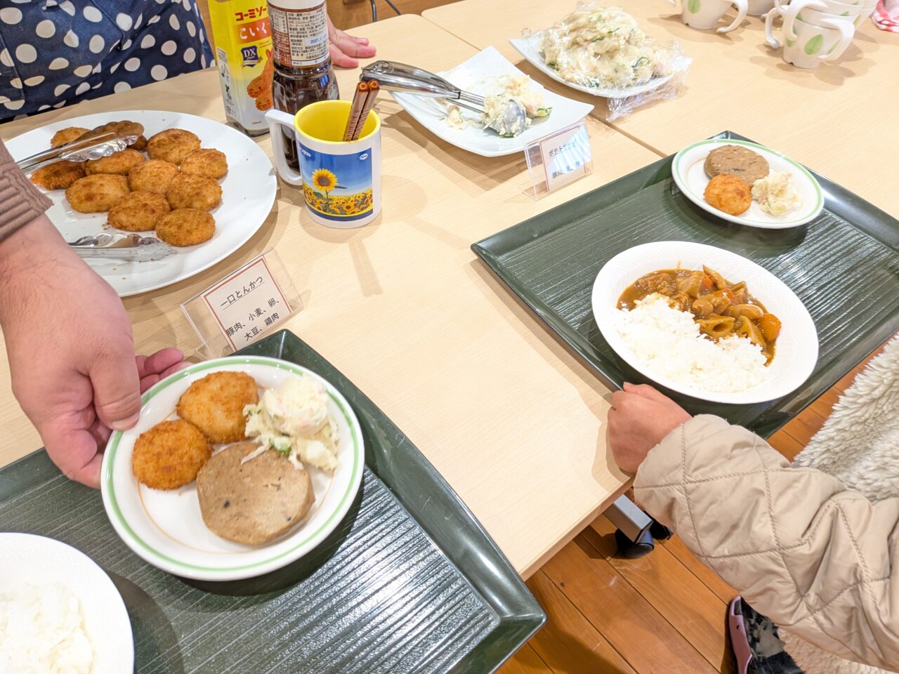 子どもたちが食事をとりに並んでいる様子