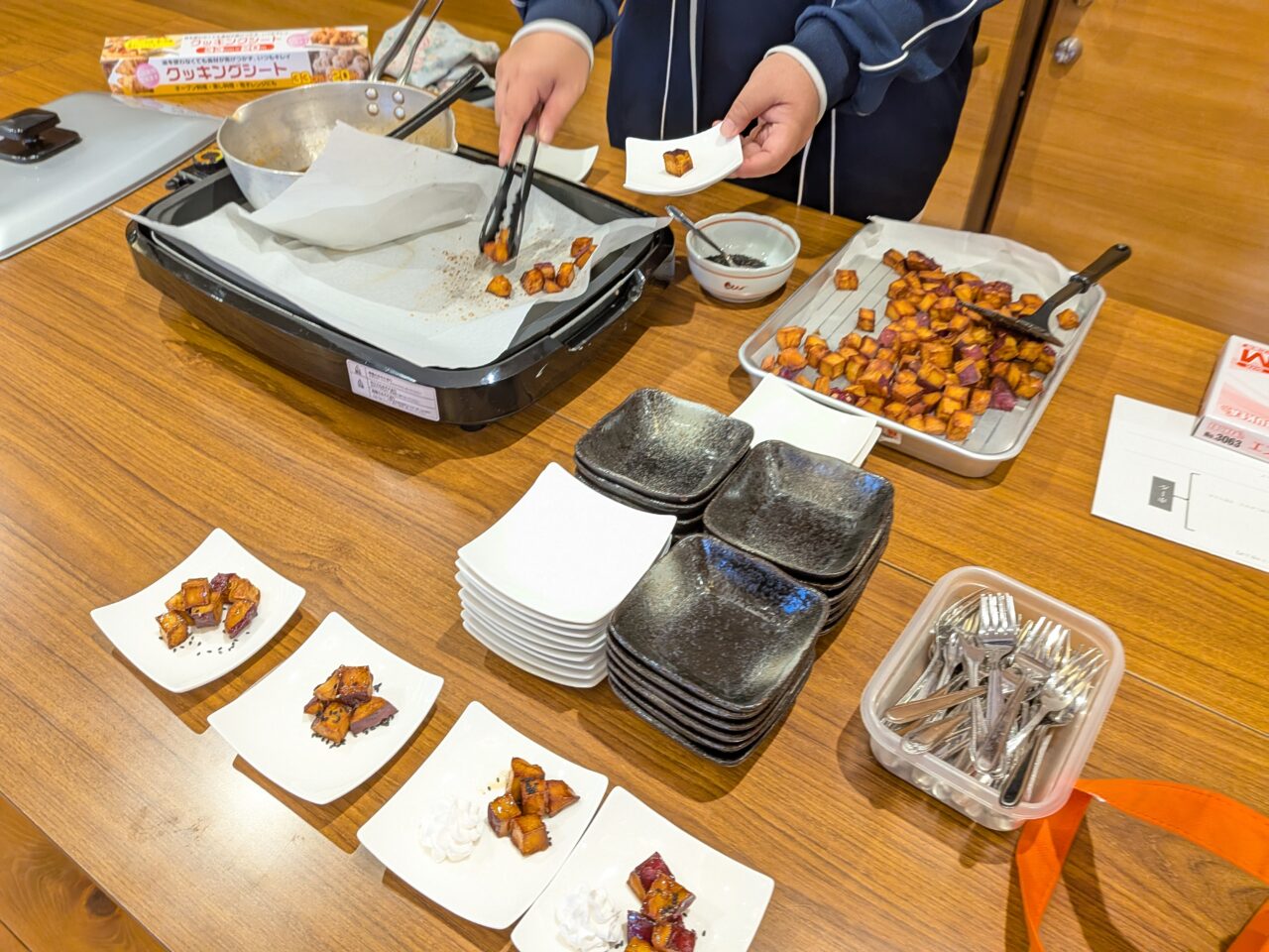 「ごいっしょCafé『あ居ま』でスタッフが食事を配膳している様子」