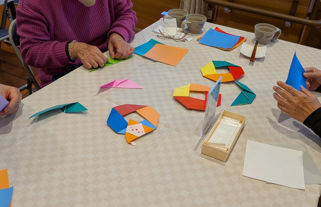 食事後にスタッフと参加者が交流している様子